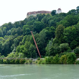 Zu sehen ist die Burg oben auf dem Berg in Neuburg am Inn