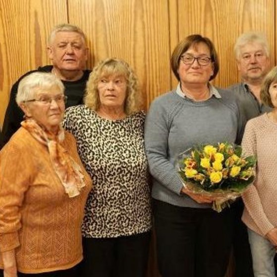 Herzlich aufgenommen wurde die neugewählte VdK-Kreisvorsitzende Susanne Daum von der Vorstandschaft des VdK Steinberg bei ihrem Erstbesuch. Man versicherte sich einer guten Zusammenarbeit. Dazu trägt auch bei, dass Ortsvorsitzender Wolfgang Förtsch auch als Stellv. Kreisvorsitzender im Verband mitarbeitet. Im Bild von links: Roland Freund, Lotte Lang, Klaus Gerber, Anneliese Munzer, Susanne Daum, Thomas Zeus, Edeltraud Müller, Wolfgang Förtsch.