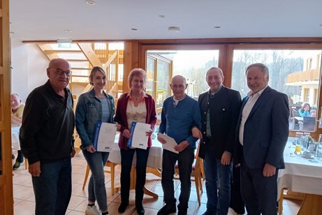 Ehrung für langjährige Mitglieder v.l.Vorsitzender Heinz Stefani; Diana Grosser (10Jahre); Monika Birkeneder (20Jahre); Meinhard Bernkopf (30Jahre); Bürgermeister Franz Langer und Kreisvorsitzender Willi Wagenpfeil. Ehrung für langjährige Mitglieder v.l.Vorsitzender Heinz Stefani; Diana Grosser (10Jahre); Monika Birkeneder (20Jahre); Meinhard Bernkopf (30Jahre); Bürgermeister Franz Langer und Kreisvorsitzender Willi Wagenpfeil.
