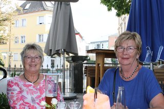 Foto von zwei Vdk Mitgliedern OV Bayreuth-Laineck im Cafe Forian