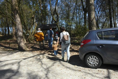 Voller Freude gehts auf die Suche, was der Osterhase versteckt hat.