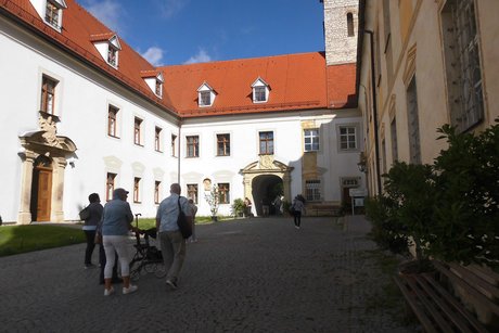 Das Kloster besichtigen.