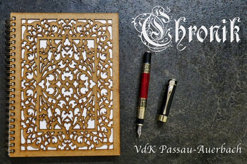 Das Bild zeigt ein wertvolles Buch mit einen roten Füllfederhalter