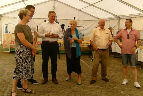 VdK-Kreiskvorsitzende Petra Guttenberger, MdL, beim K&auml;rwaliedla singen