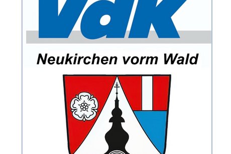 Kreisvorstand G&uuml;nter Hellwig brachte als &Uuml;berraschung eine VdK-Fahne mit dem Wappen von Neukirchen als pers&ouml;nliches Geschenk mit.