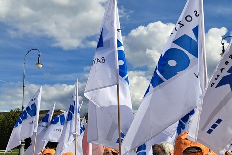 Mit Fahnen auf der Stra&szlig;e
