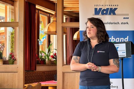 Susanne Kiefel erläutert als Referentin des Malteser Hilfsdienstes den Hausnotruf Susanne Kiefel erläutert als Referentin des Malteser Hilfsdienstes den Hausnotruf