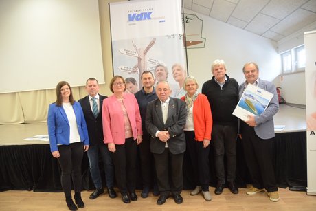 Die Bilder zeigen: Zum Jahresauftakt in der Zecherhalle Neukenroth blickt der VdK Kreisverband Kronach einsatzbereit und hoffnungsvoll in die Zukunft und sagt ein klares Nein gegen jegliche K&uuml;rzungen von Sozialleistungen. Vor links Landratsstellvertreterin Marie Therese Wunder- Barnickel, Kreisgesch&auml;ftsf&uuml;hrer Thomas Steinlein, Kreisvorsitzende Susanne Daum, Referent Ronald Kaiser, Ehrenkreisvorsitzender Heinz Hausmann, Kreisfrauenvertreterin Waltraud Schulthei&szlig;, stellvertretender Kreisvorsitzender Wolfgang F&ouml;rtsch, VdK Lotse und Beisitzer G&uuml;nter Bauer.