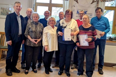 B&uuml;rgermeister Albert Geitner, Georg Stiegler, Kreisvorsitzende Marianne Kies-Baldasty, Josef Graml, Ortsvorsitzende Jutta Streher, Peter Schlagenhaufer, Gabriele Stiegler, Johann Feldmann, Rita Bachert und Franz N&uuml;bler (von links nach rechts)