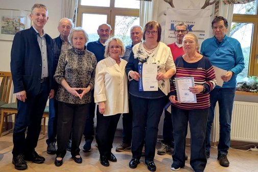 B&uuml;rgermeister Albert Geitner, Georg Stiegler, Kreisvorsitzende Marianne Kies-Baldasty, Josef Graml, Ortsvorsitzende Jutta Streher, Peter Schlagenhaufer, Gabriele Stiegler, Johann Feldmann, Rita Bachert und Franz N&uuml;bler (von links nach rechts)