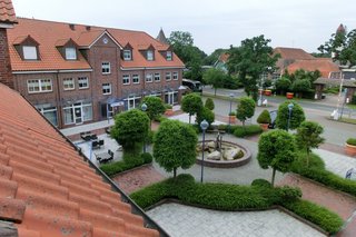 Außenansicht mit Innenhof, des Sporthotel Middelpunkt in Aurich.