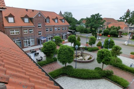 Außenansicht mit Innenhof, des Sporthotel Middelpunkt in Aurich.