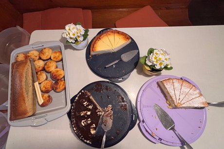 Leckeren Kuchen gab es auch. Sehr lecker alles. Vielen Dank den fleißigen Bäckerinnnen.
