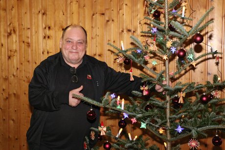 Hans, an "seinem" Baum