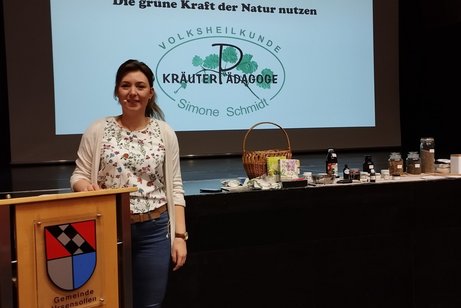 Die Kr&auml;uterp&auml;dagogin Simone Schmidt referierte &uuml;ber die Vielseitigkeit der Nutzung von Heilkr&auml;uter und &uuml;ber die Apotheke am Wald- und Wiesenrand beim VdK Ursensollen