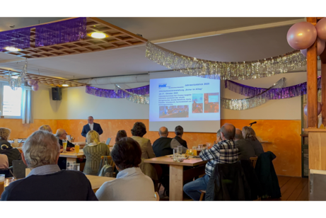 Der Vortsitzende Thallinger Arnold bei dem Vortrag zur Jahreshauptversammlung