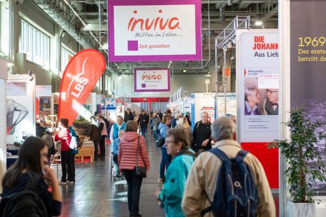 Menschen auf der inviva Messe in N&uuml;rnberg