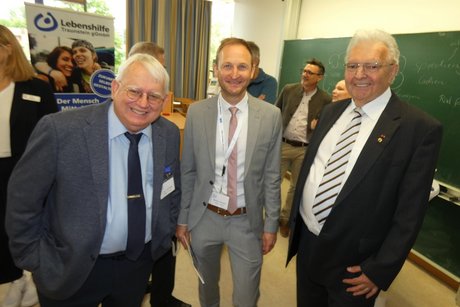 Foto 4 VdK Kreisvorsitzender, Kreisgeschäftsführer, Ehrenvorsitzender Voll zufrieden mit dem Verlauf der 4. VdK-Seniorenmesse „60aufwärts!“ zeigten sich der VdK-Kreisvorsitzende Franz Heuberger (links), der Kreisgeschäftsführer Bernhard Oberauer (Mitte) und der Kreisehrenvorsitzende Rudi Göbel, der die Messe einst mit initiiert hat. Nach 2017, 2019 und 2023 wurde die Erfolgsgeschichte nun fortgeschrieben.