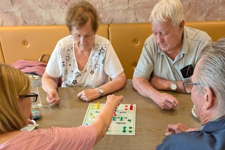 &bdquo;Mensch &auml;rgere dich nicht&ldquo; mit voller Konzentration &ndash; was z&auml;hlt, ist nicht nur der n&auml;chste Zug, sondern das gesellige Miteinander am Spieltisch.