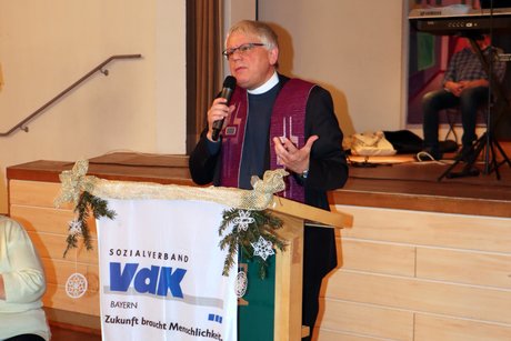 Pfarrer Robert Schrollinger steht am Rednerpult