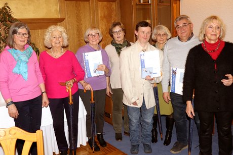 Auf dem Bild sind Mitglieder f&uuml;r 30 Jahre und auch 45 Jahre Treue abgebildet.