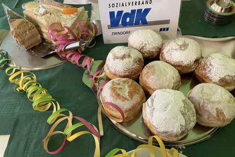 VdK Seniorennachmittag im Fasching in Zirndorf - unsere neue Kreisgeschäftsführerin Frau Goldmann stellt sich vor. Mit einem kurzen Referat präsentieret sie die leistungen des Vdks. Adelheid Seifert Vorsitzende VdK Zirndorf