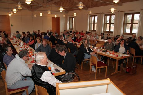 Kaffeerunde im Pfarrheim Maisach Adventfeier 2024