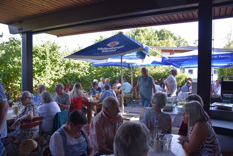 Volle Tische beim Grillfest