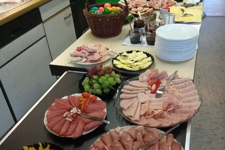 Foto von den köstlichen Schinken- und Wurstplatten beim VdK-Frühstück mit der Diakonie