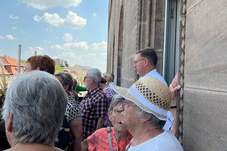 Auf dem Rathausbalkon