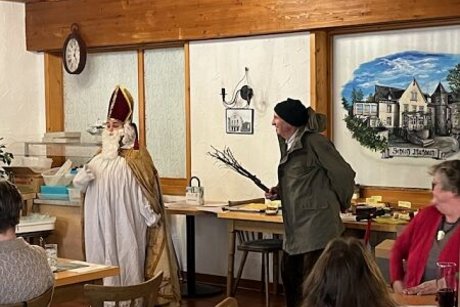 Besuch von Nikolaus und seinem Knecht Ruprecht Bischoff Nikolaus und Knecht Ruprecht waren in Maßbach in der Theaterstube bei unseren VdK Mitgliedern aktiv.