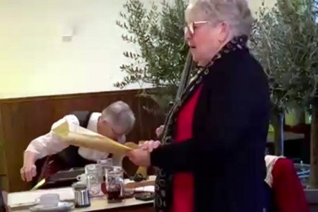 Marianne Braun leitete das gemeinsame Weihnachtsliedersingen.