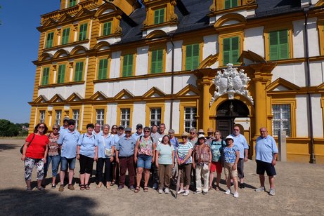 Die Reisegruppe steht vor Schloß Seehof Die Reisegruppe steht vor dem Schloß Seehof