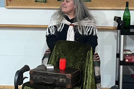 Die M&auml;rchenerz&auml;hlerin erz&auml;hlt das M&auml;rchen von den Schwefelh&ouml;lzern