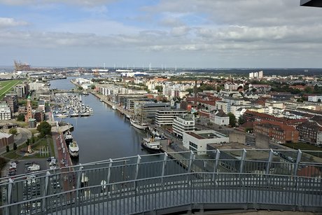 Blick von 86 Meter hohen Aussichtsturm bei der Hafenplaza