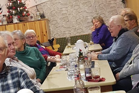 nette Gespräche in angenehmer Runde. Im Bild befinden sich Personen bei netten Gesprächen in angenehmer Runde