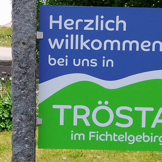Willkommensschild am Ortseingang von Tr&ouml;stau