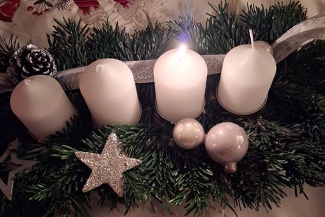 Die erste Kerze brennt. .