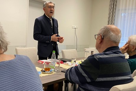 Pfarrer Benning begr&uuml;&szlig;t mit den Teilnehmer das neue Jahr