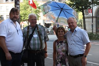 Bild von v.l.n.r: Axel Höhmann (VdK Bayreuth-Laineck, stellv. Vorsitzender), Wolfgang Scherzer (VdK Bayreuth-Laineck, Vorsitzender), Gaby Storck (VdK Rüthen, Reiseleiterin), Bernhard Storck (VdK Rüthen, Vorsitzender)