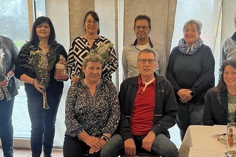 Die drei S&auml;ngerinnen von li. Silvia, Monika Halser und Maria Mader mit der Vorstandschaft Rudi Wagner, Petra Ratsch, Robert H&ouml;lzl als Beisitzer, vorne sitzend 1. Vorsitzende Silvia Ragaller und 2. Vorsitzender Josef Reicherseder sowie Sigrid Karl vom Behindertenbeirat der Stadt Vilshofen, es fehlte Schriftf&uuml;hrer Andreas Resch