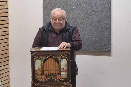 Rudi Simon erfreute bei der Adventsfeier des VdK-Ortsverbandes Nordendorf mit adventlichen und weihnachtlichen Weisen auf seiner Drehorgel. Rudi Simon erfreute bei der Adventsfeier des VdK-Ortsverbandes Nordendorf mit adventlichen und weihnachtlichen Weisen auf seiner Drehorgel.