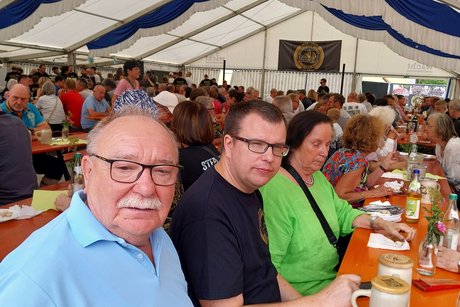 VdK-Mitglieder feiern im Festzelt die Kirchweih