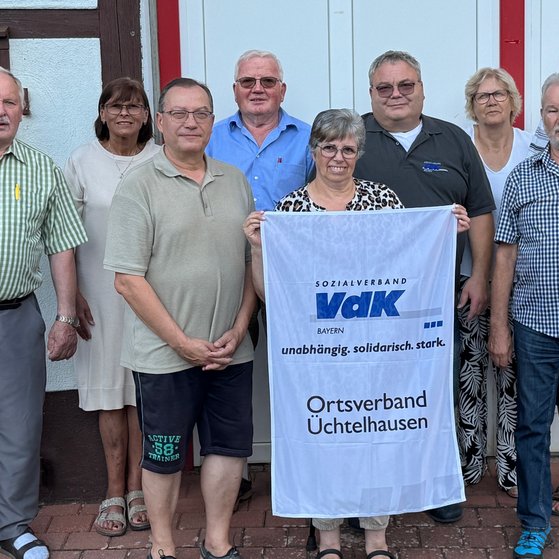 Auf dem Bild sehen Sie die Vorstandschaft des Ortsverbands &Uuml;chtelhausen