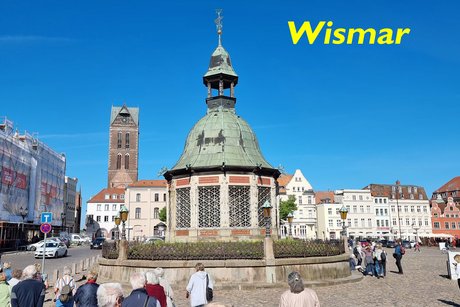 Die Wasserkunst in Wismar, ein pavillonartiges, freistehendes Gebäude direkt auf dem Marktplatz in Wismar, gilt als Wahrzeichen der Hansestadt