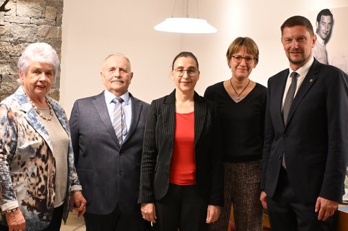 Ludwig Schreiner, seit 2002 beim VdK Grettstadt-Dürrfeld stand 20 Jahre lang als Vorsitzender an dessen Spitze. Dafür dankten (von rechts) Bürgermeister Jens Machnow, Ulrike Bergmann, Martina Walter-Bagley (beide VdK-Kreisverband Schweinfurt) und Gertrud Finster (VdK-Ortsverband).
