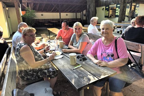 Teilnehmer beim Treffen auf dem Dorfkeller in Hallerndorf