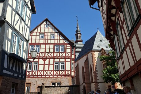 Fachwerkh&auml;user in der Altstadt mit Blick auf die Marienkirche