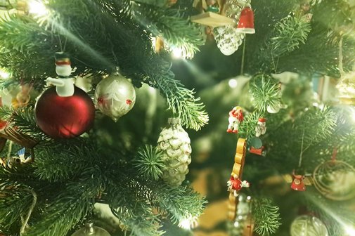 grüner Nadelbaum mit bunten Kugeln