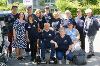 13 Menschen mit VdK T-shirt und Cap, Rollstuhl